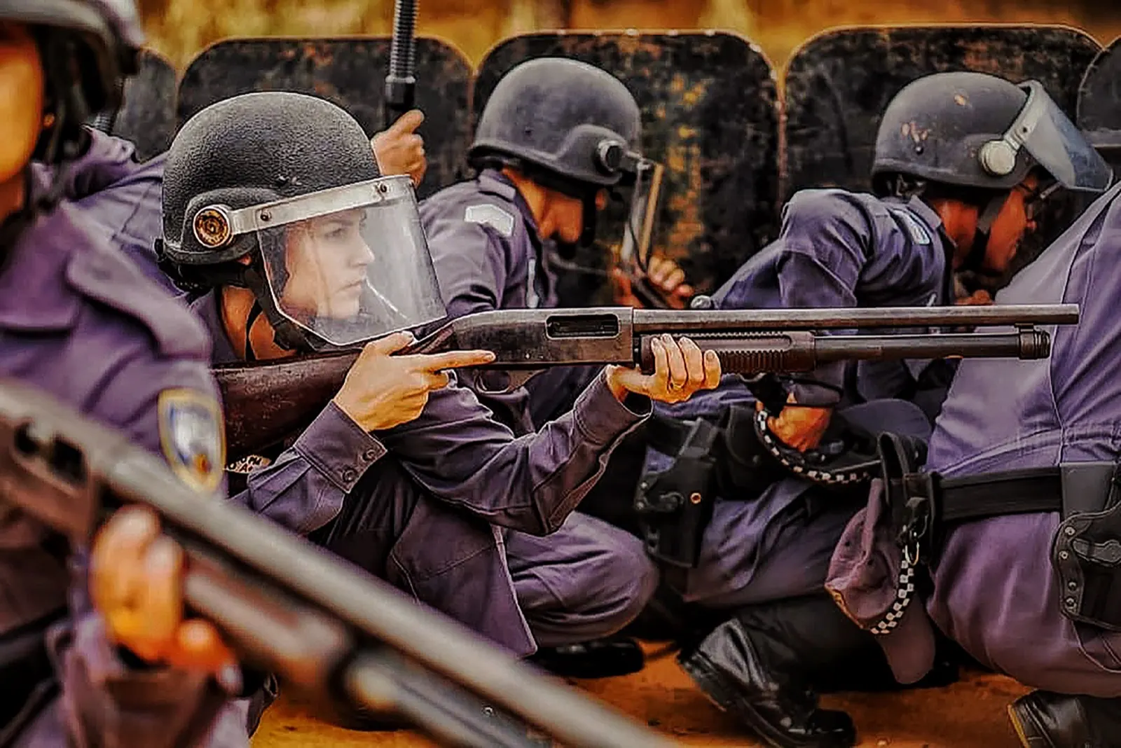 Alunos soldados da PMES em treinamento de choque com escudos e armamento, etapa do Curso de Formação