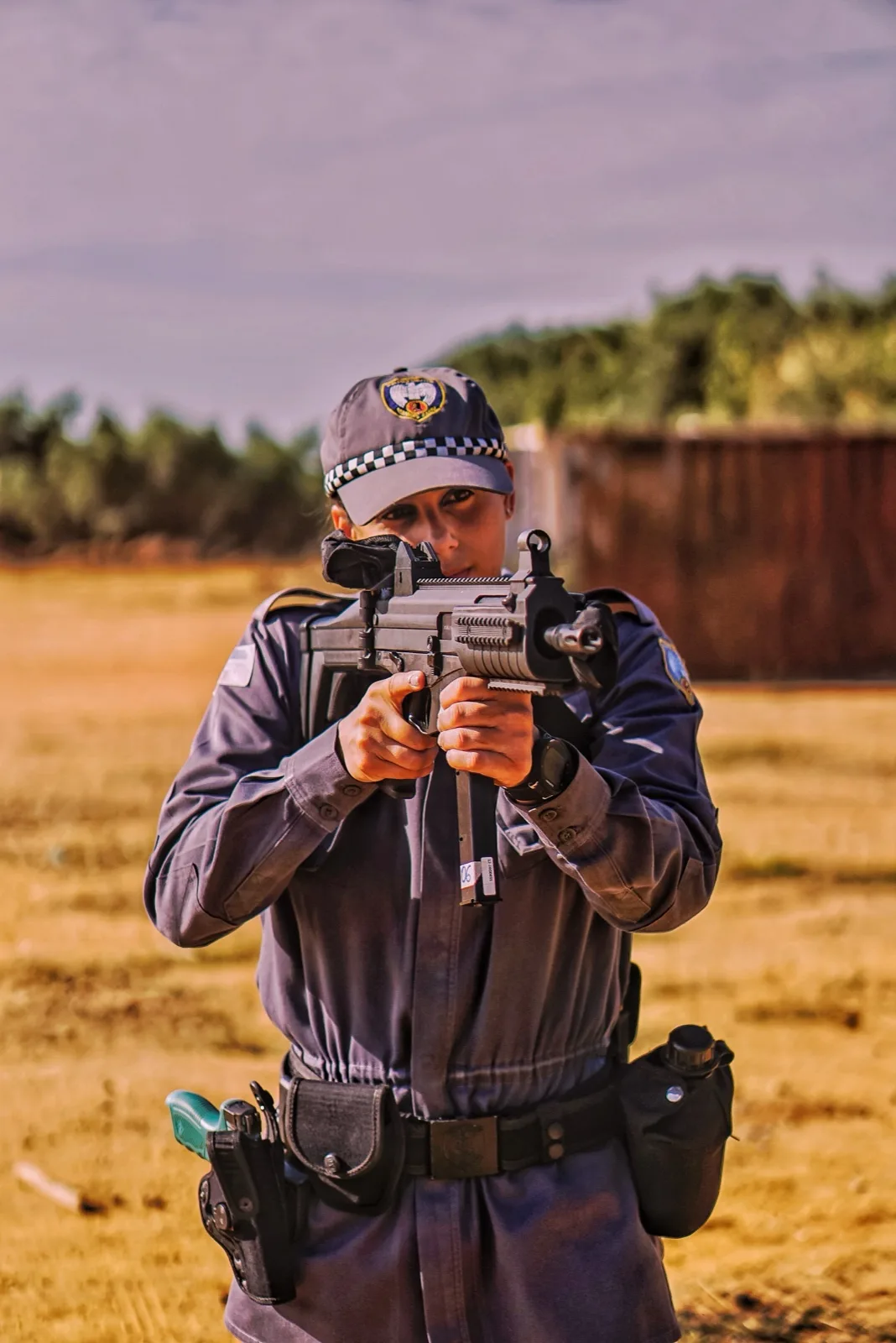 Aluna soldado da PMES em treinamento de tiro com submetralhadora, representando o ingresso na carreira militar capixaba