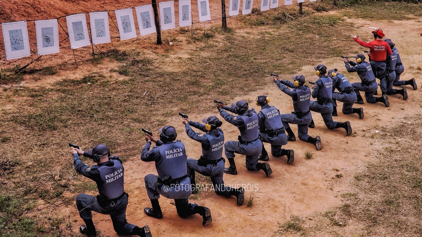Treinamento de tiro de Soldados da PMES em formação